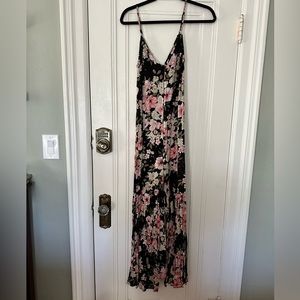 Super cute Billabong maxi dress size xs. Only worn once. Like new